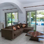 Villa Rafaella Villa- Pvt Pool-near Sea/beach