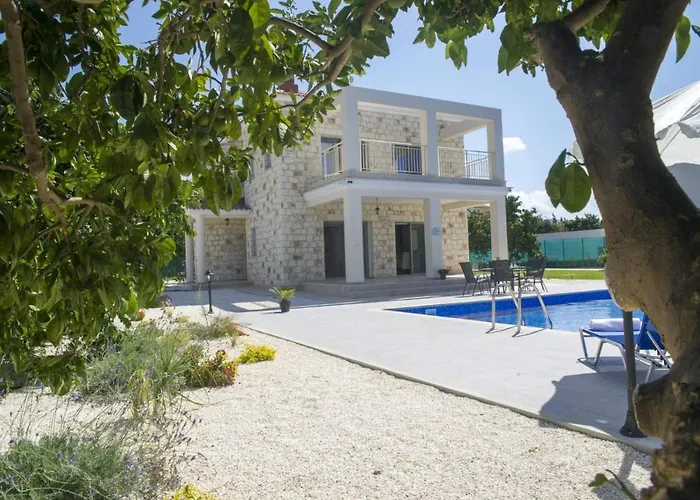 Rafaella Villa- Pvt Pool-near Sea/beach *